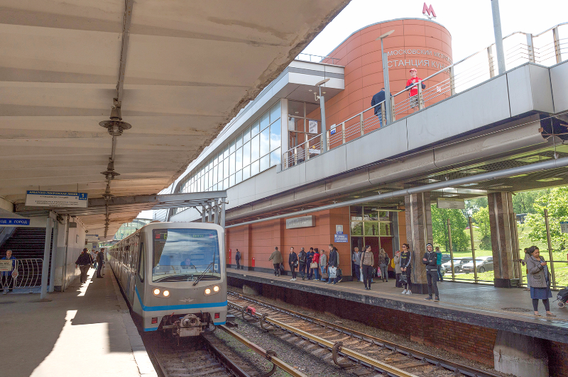 Совмещенная платформа станции «Кунцевская» московского метро закрылась на реконструкцию